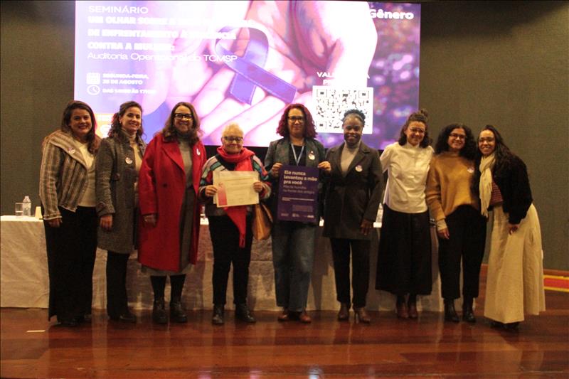 As palestrantes receberam o certificado da EGC de participação